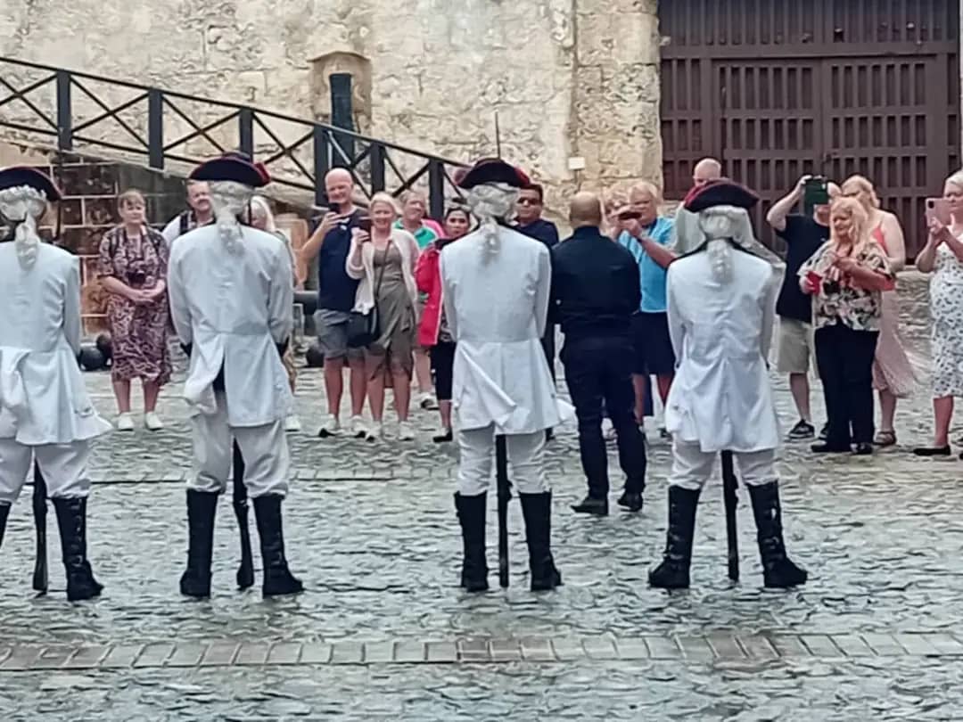 Cruceristas ingleses disfrutan en La Habana y un poco más allá