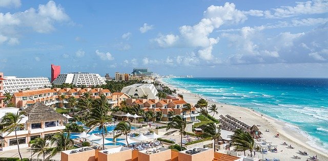 Quintana Roo iniciaría vacunación de personal turístico