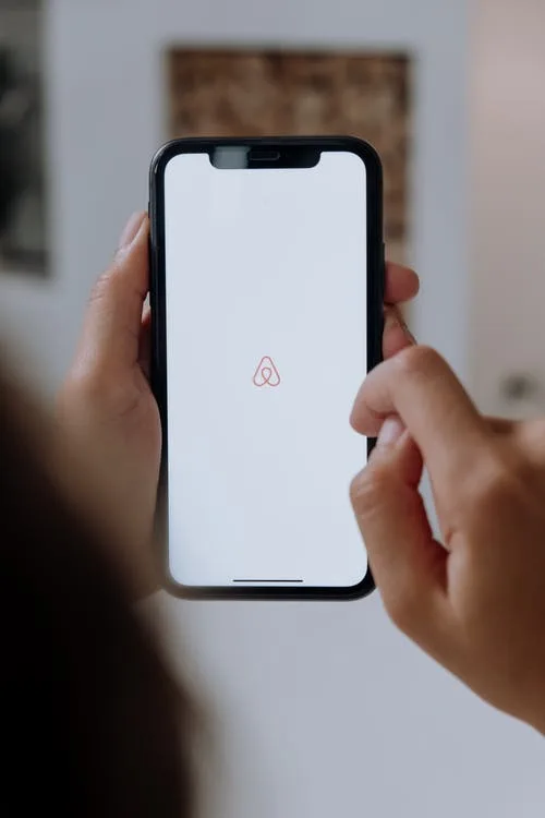 Airbnb prepara cobros en criptomonedas