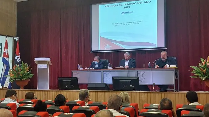 Presidente cubano encabeza análisis sobre desempeño y proyecciones del sector turístico en la isla