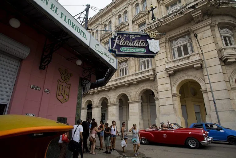 Dos bares cubanos entre los 50 más legendarios del mundo