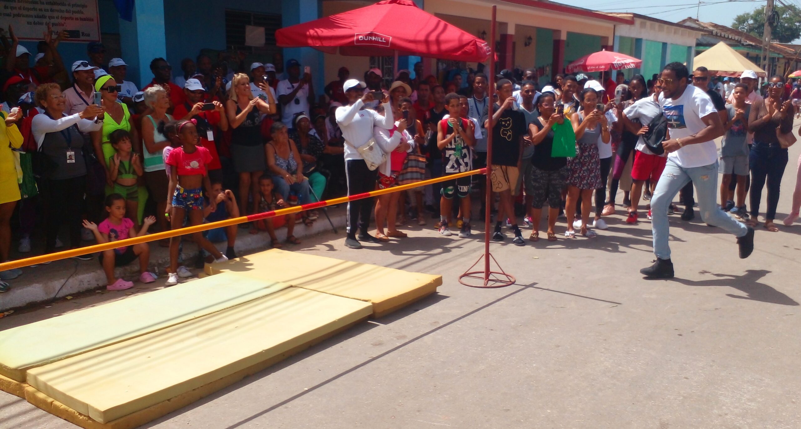 Celebran los 30 años de la marca 2.45 de Javier Sotomayor en su pueblo natal