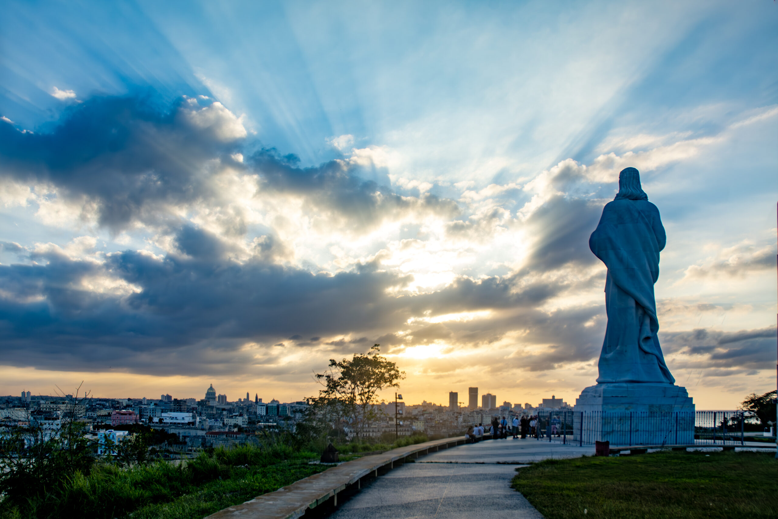 El cristo de Cuba, en una colina habanera