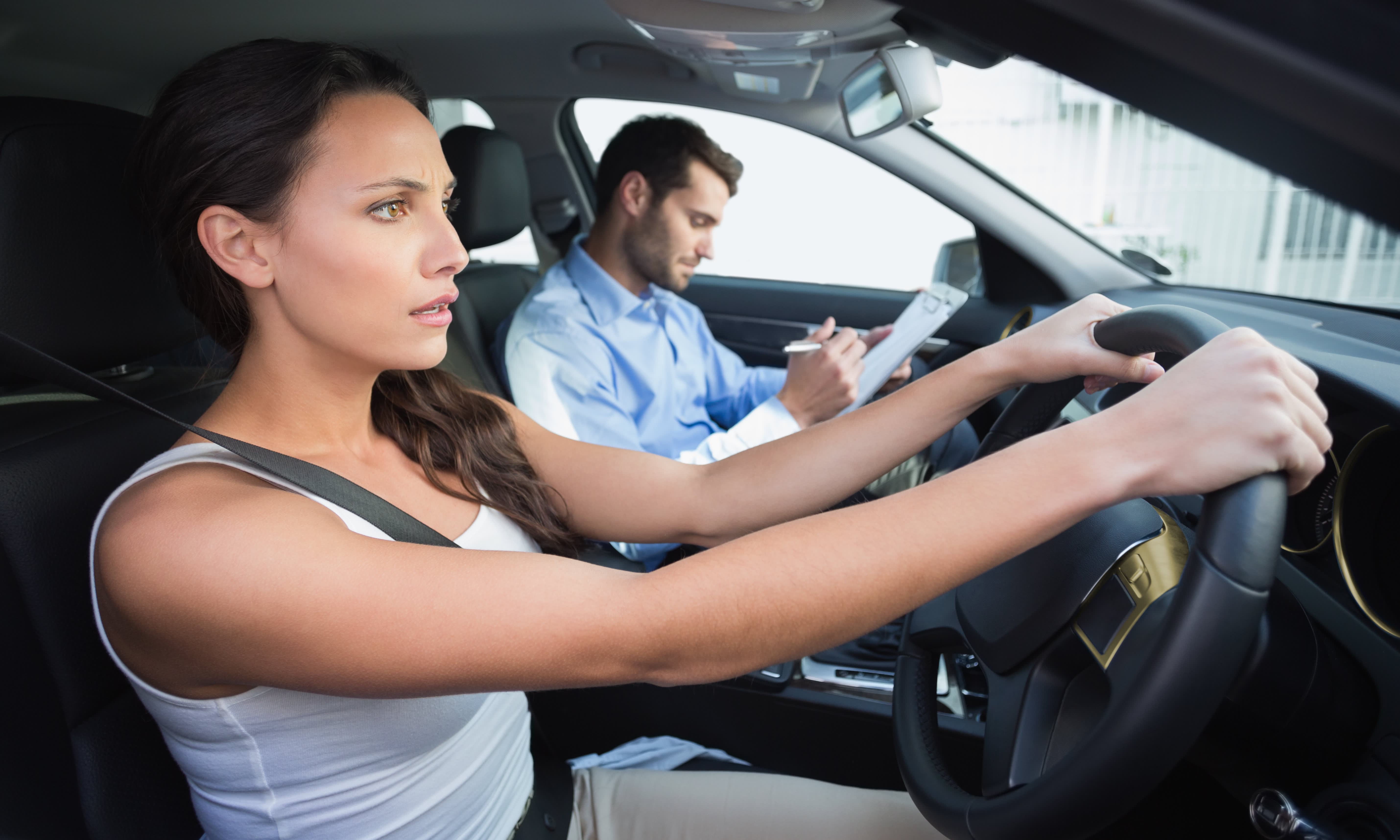 A car s life. Девушка водит машину. Урок по вождению девушка. Урок в автошколе. Уроки по вождению автомобиля.