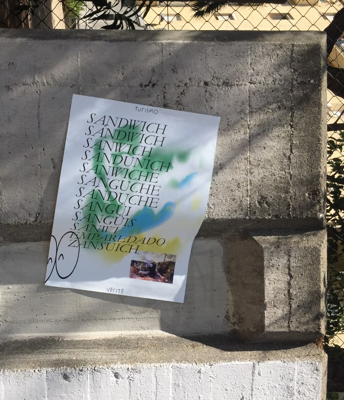 Sí, un sandwich poster.