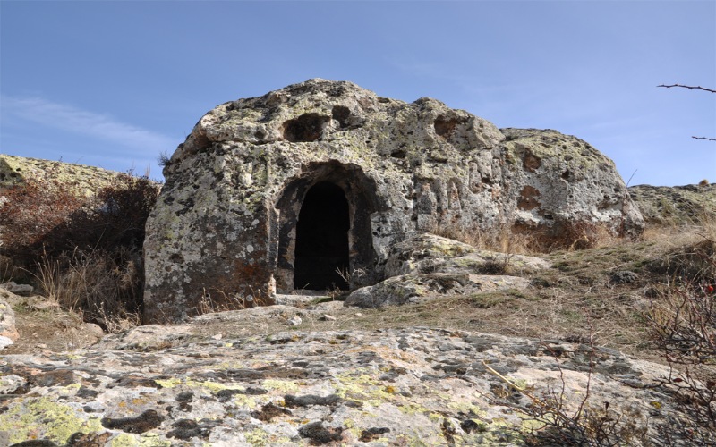 Karatlı Kuş Kayası Kaya Mezarları