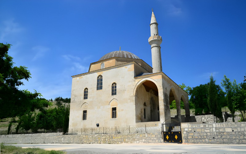 Besni Gezilecek Yerler Kurşunlu Camii