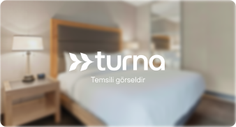 Tropikal bitkilerle çevrili büyük havuz