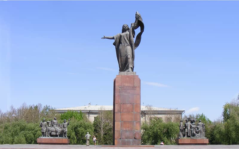 Ozgurluk-Heykeli-Biskek