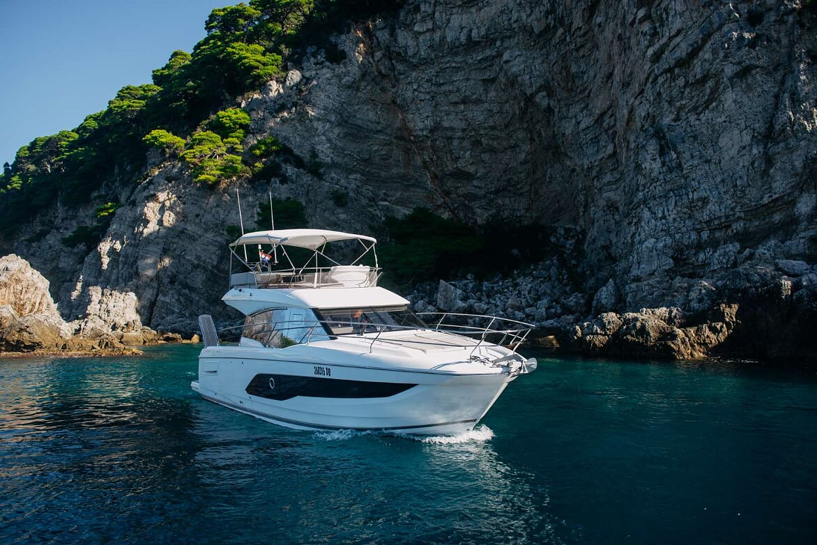 JEANNEAU Prestige 420 / max capacity 12 people + crew
