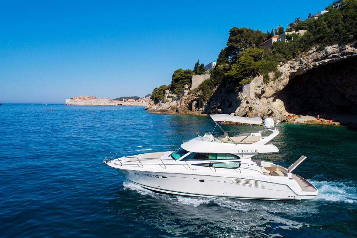 JEANNEAU Prestige 42 / max capacity 12 people + crew