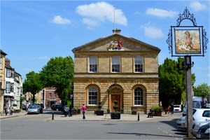 This market town lies on the Thames and is home to Blenheim Palace.