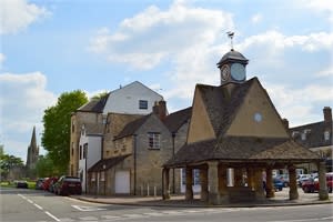 A historic town known for its woolen blankets, close to Blenheim Palace and Oxford.