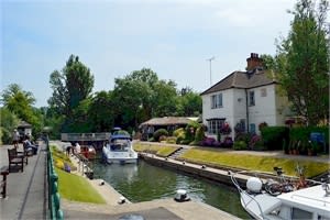 Marlow Lock is close to Marlow, one of the most picturesque towns on the River Thames.