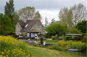 Pinkhill Lock is close to Farmoor, in beautiful Oxfordshire countryside.