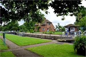 Clifton Lock is off the beaten track, a short walk from Clifton Hampden.