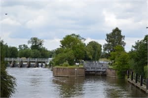 A pretty lock in beautiful Oxfordshire countryside.