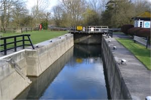 Buscot lock and weir lie right next to the hamlet of Buscot.