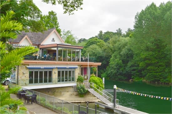 café and terrace by the Thames