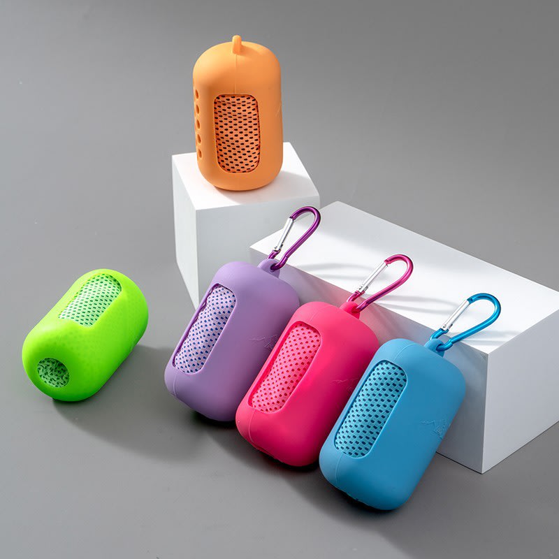 Toalla deportiva absorbente con estuche de silicona, vista frontal.