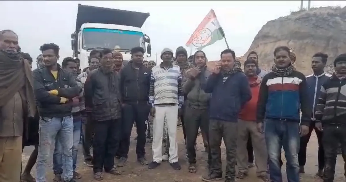 খনির কাজ বন্ধ করে ঠিকা সংস্থার অফিসের সামনে বিক্ষোভ
