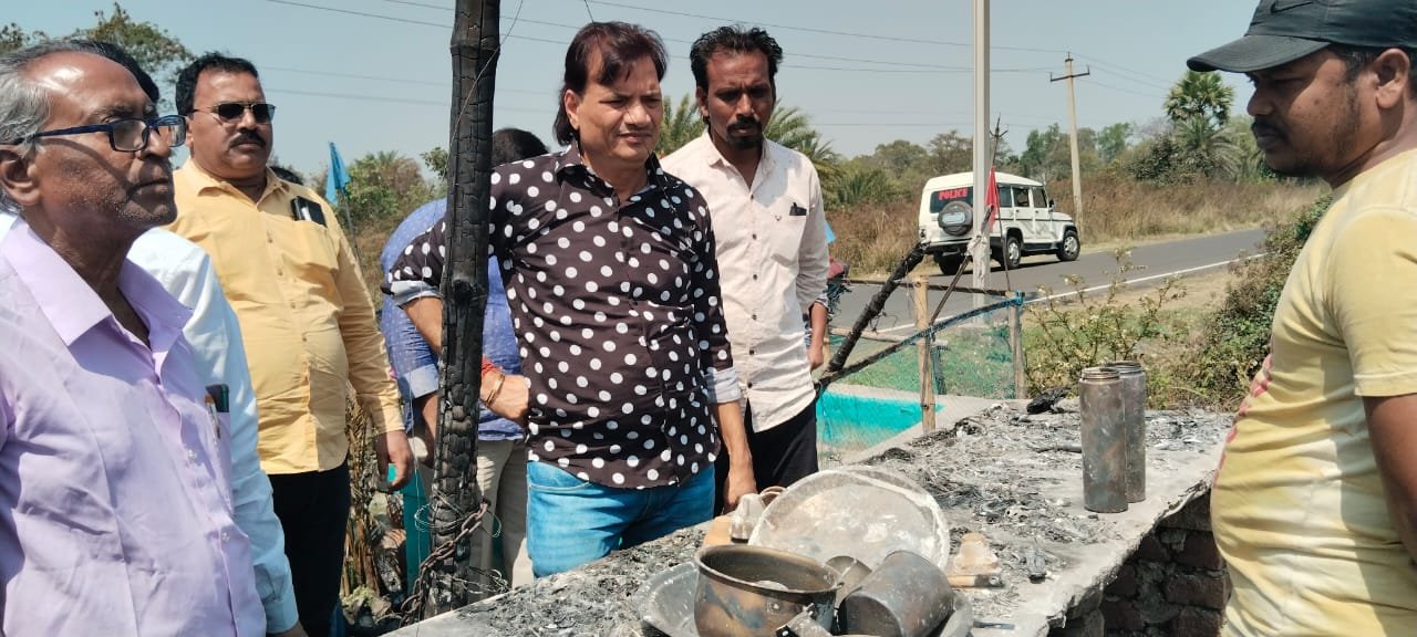 আগুনের ছাইয়ে ঘুরে দাঁড়ানোর চেষ্টা,পাশে বিধায়ক