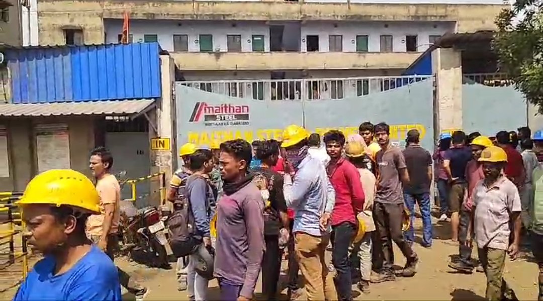 ঠিকা শ্রমিকদের বিক্ষোভ কারখানার গেটের সামনে