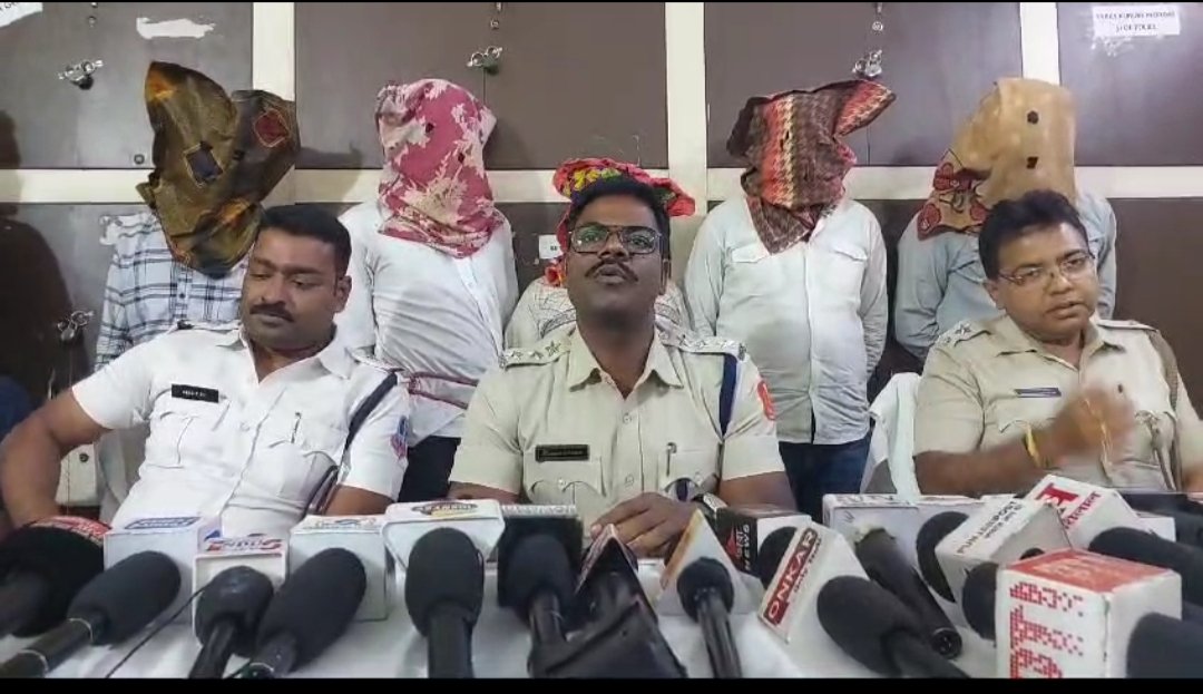 পুলিশের তৎপরতায় বিরল প্রজাতির তক্ষক সহ পাঁচ জন গ্রেপ্তার