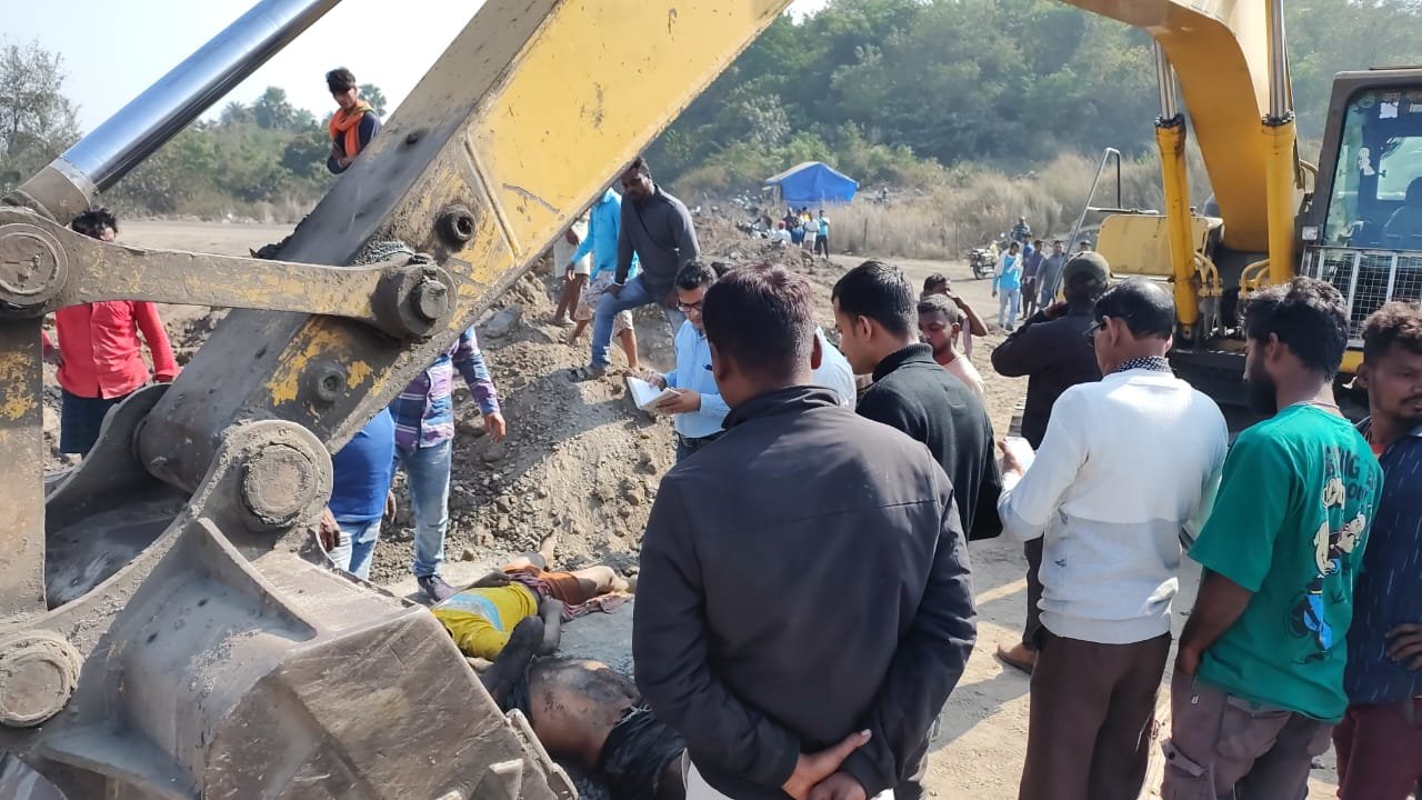 পিএইচই পাইপ লাইনের কাজ করতে গিয়ে মাটি চাপা পড়ে মৃত তিন আহত এক