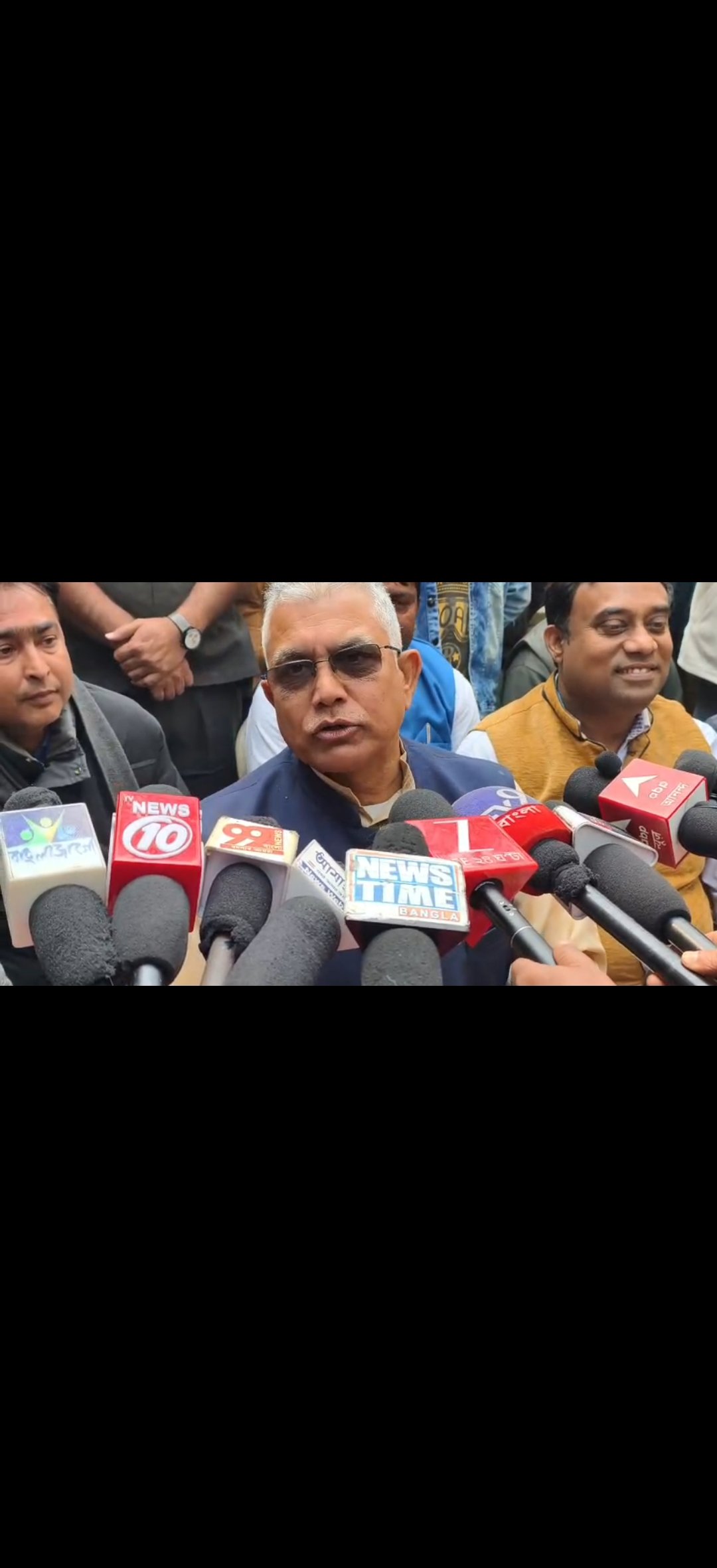 বিজেপি নেতা দিলীপ ঘোষ মকর সংক্রান্তি উপলক্ষে জয়দেব ঘাটে পৌঁছে তাঁর সমর্থকদের গায়ে পবিত্র জল ছিটিয়ে দেন।