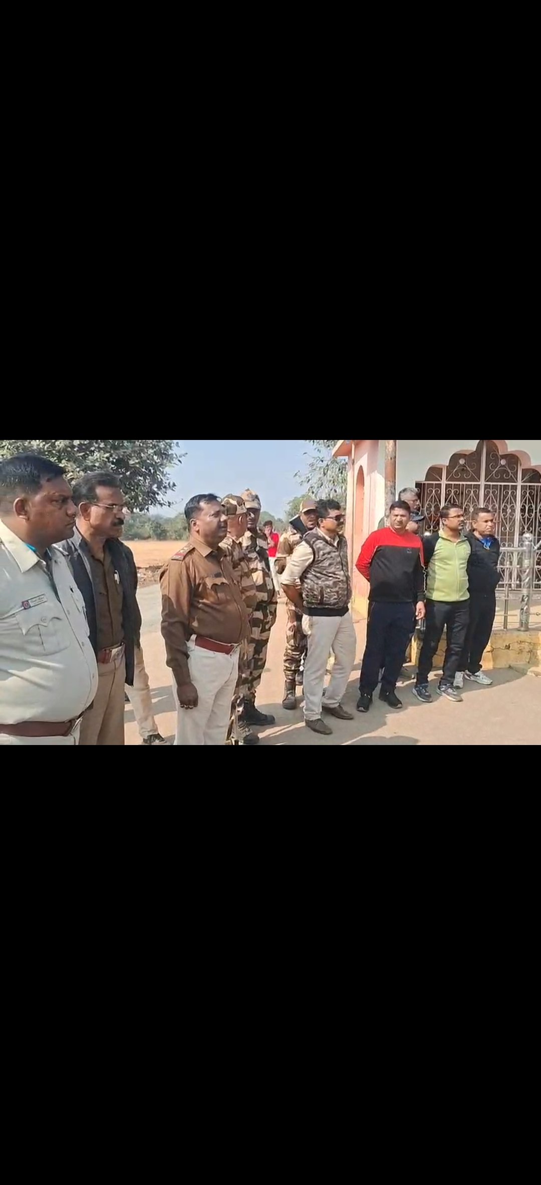 পুলিশ এবং সিআইএসএফ দল বেআইনি কয়লা খনন বন্ধ করতে মানুষের মধ্যে সচেতনতা প্রচার চালাচ্ছে।