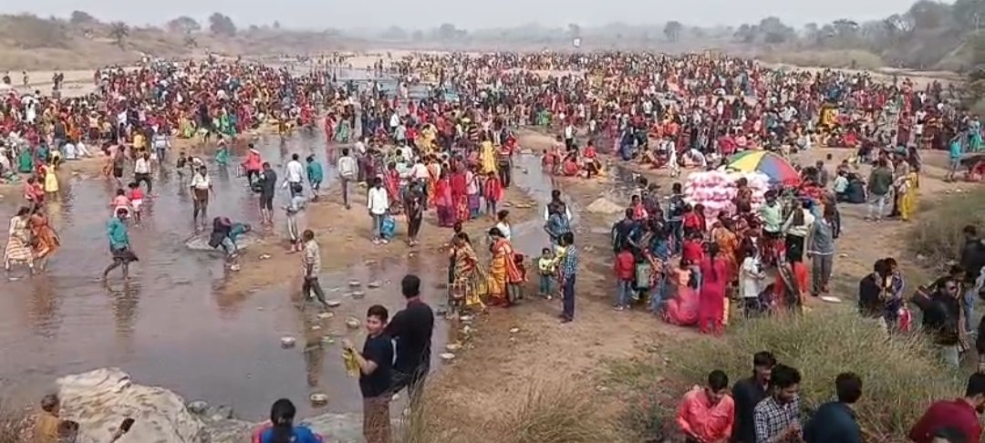 রীতি পরিণত হয়েছে রেওয়াজে,'মুড়ি'কে কেন্দ্র করে দ্বারকেশ্বর নদীর চরে বসে শত বছরের প্রাচীন মুড়ি মেলা*