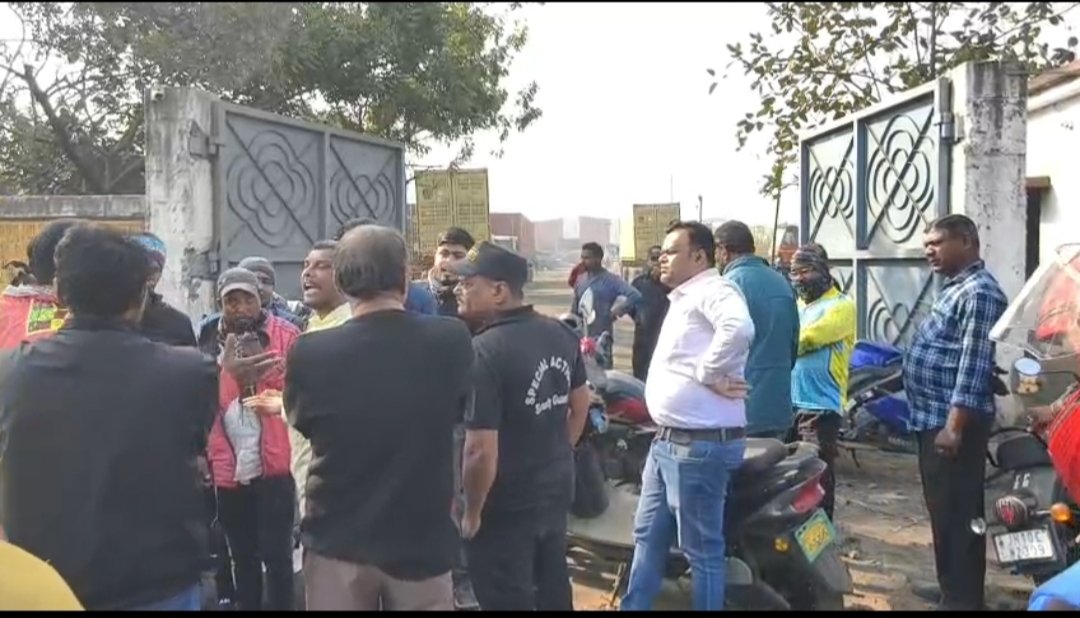 বকেয়া মজুরির দাবিতে উত্তাল কারখানা চত্বর