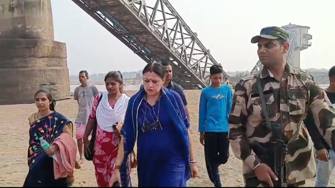 দামোদর নদীর উপর ভাঙা ব্রীজ দেখতে এসে বিস্ফোরিত বক্তব্য দেন বিধায়িকা