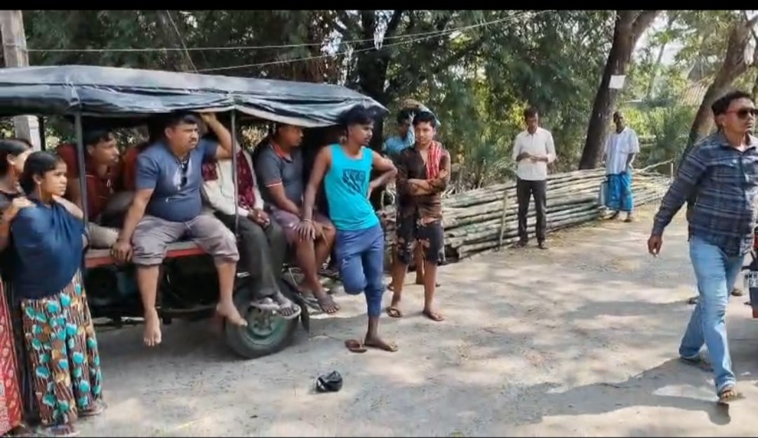 সরস্বতী পুজোকে কেন্দ্র করে উত্তেজনা হিঙ্গলগঞ্জে, বাইক ভাঙচুর ও একাধিক বাড়িতে হামলার অভিযোগ