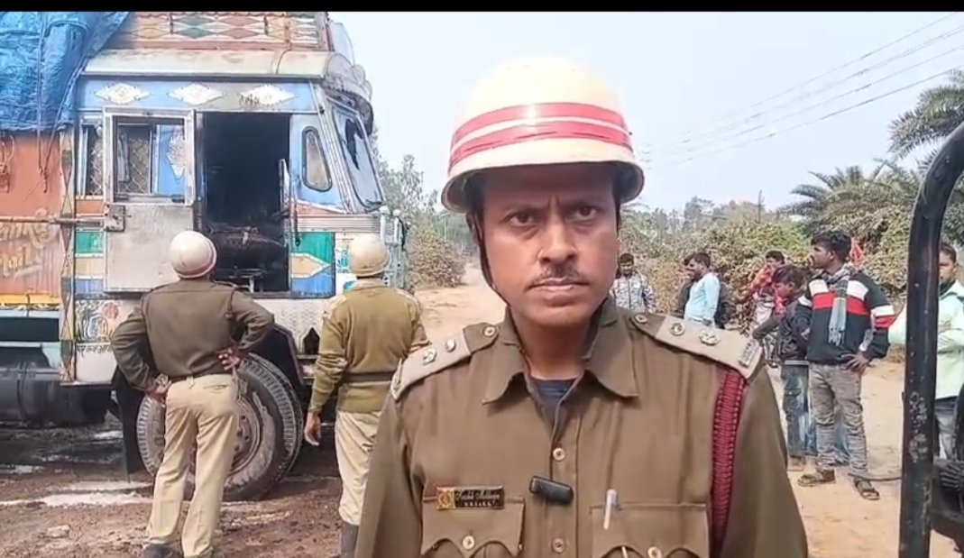 মদ বোঝাই লরির চালকের কেবিনে ভয়াবহ আগুন, অল্পের জন্য প্রাণে রক্ষা চালক