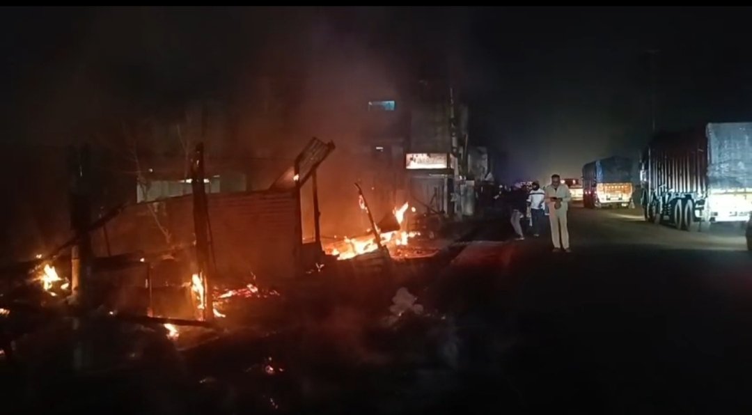 জামুড়িয়ায় ভয়াবহ অগ্নিকাণ্ড, পুড়ে ছাই ৮–১০টি দোকান