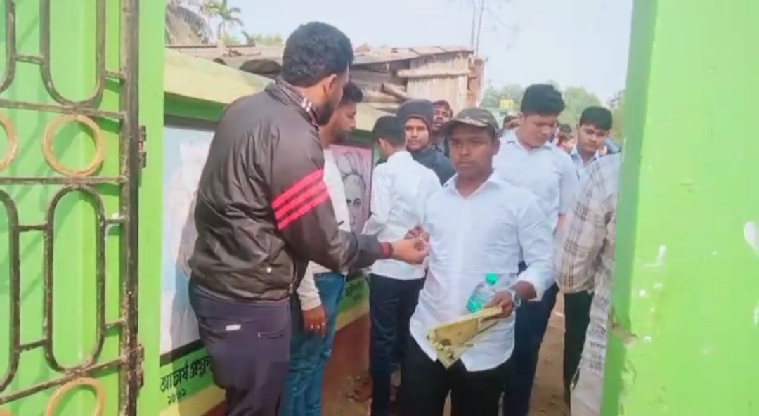 মাধ্যমিক পরীক্ষার্থীদের হাতে পেন ও জলের বোতল তুলে দিল পঁচেট গ্রাম পঞ্চায়েত