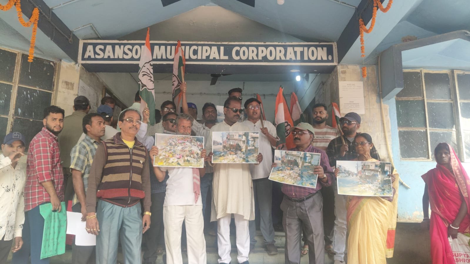 আসানসোল পৌর নিগমের কুলটি বোরো কার্যালয়ে কংগ্রেসের বিক্ষোভ, সাফাই কর্মী ও আশা কর্মীদের দাবি মানার আহ্বান