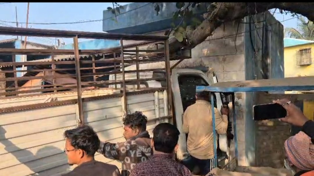 শংকরপুর রেলস্টেশনে খাবারের দোকানে ঢুকে পড়ল পিকআপ ভ্যান, আহত ৫ বছরের শিশু ও তার বাবা