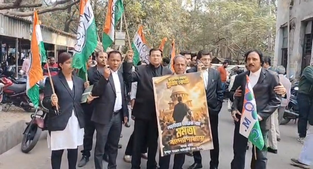 মুখ্যমন্ত্রীর সুপ্রিম কোর্টে লড়াইকে স্বাগত জানিয়ে দুর্গাপুরে তৃণমূলপন্থী আইনজীবীদের মিছিল