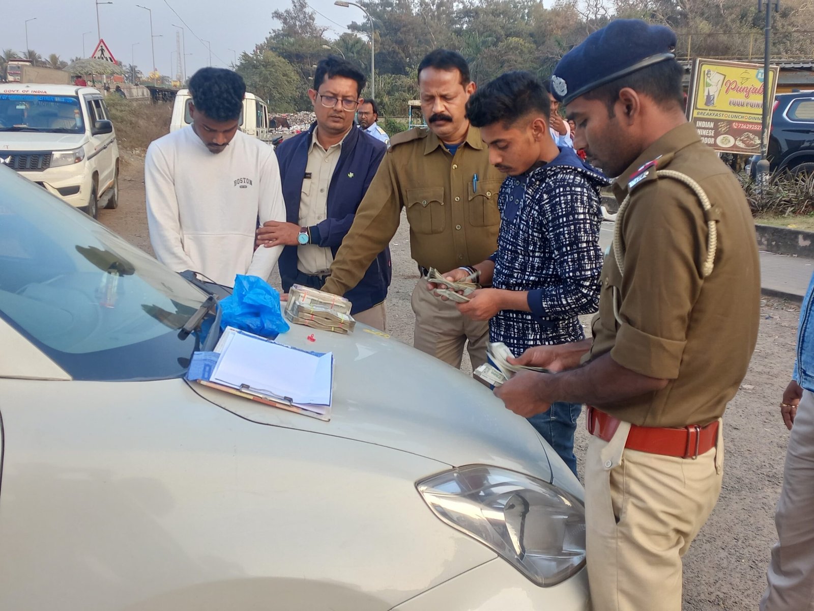 মোটা অঙ্কের টাকা সহ বর্ধমানে দুই যুবক গ্রেফতার, সৌমিত্র খাঁকে ঘিরে রাজনৈতিক তরজা