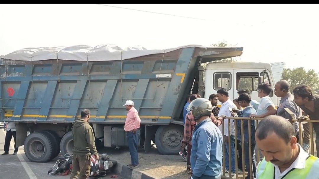 স্কুটি আরোহীদের বাঁচাতে ডাম্পার চালকের দুঃসাহসিকতা, অল্পের জন্য রক্ষা পেল এক পরিবার