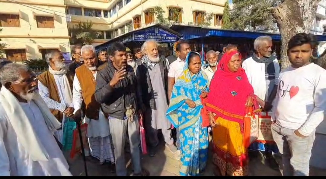 বাদুড়িয়ায় জীবিত ভোটারকে ‘মৃত’ দেখানোর অভিযোগ