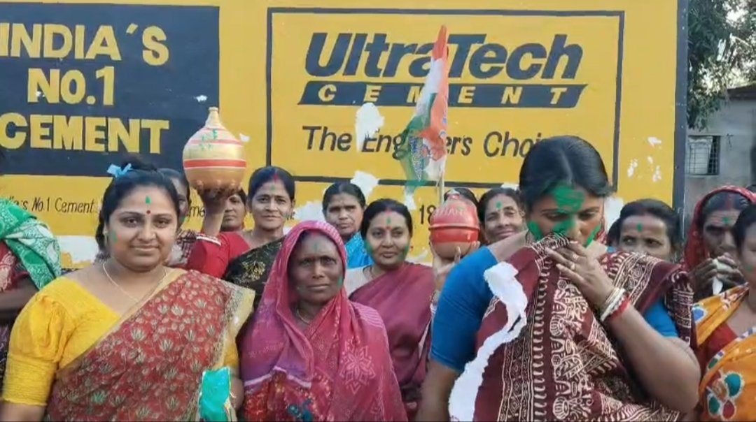 লক্ষ্মীর ভাণ্ডারে ৫০০ টাকা বৃদ্ধি, আনন্দে আবির-মিষ্টিমুখ মহিলাদের