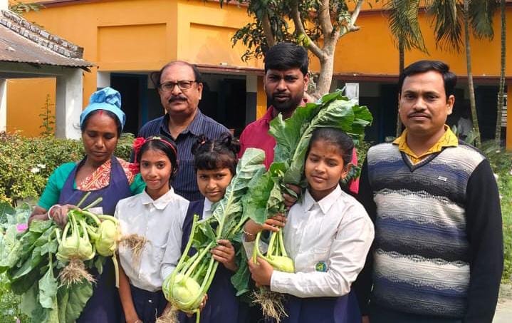 বিদ্যালয়ের কিচেন গার্ডেনে উৎপন্ন সবজি দিয়েই মিড-ডে মিল, দৃষ্টান্ত গড়ছে গিরিবালা আদর্শ প্রাথমিক বিদ্যালয়