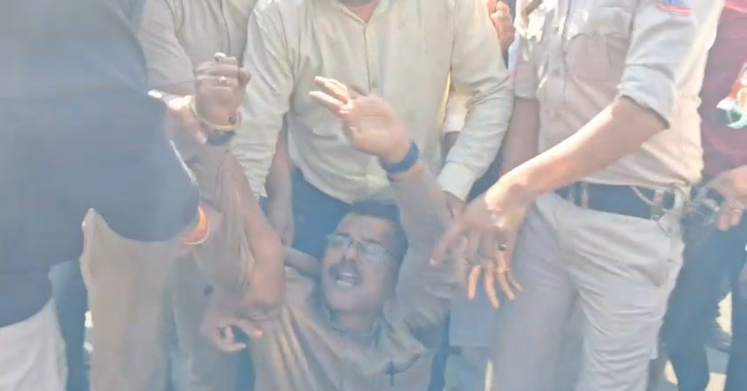 আসানসোলের হটন রোড মোড়ে যানজট সমস্যা নিয়ে জেলা কংগ্রেসের বিক্ষোভ