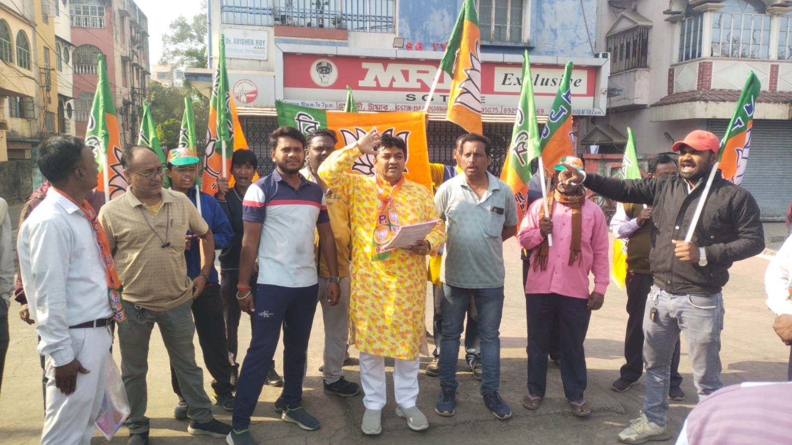 Trinamool workers arrived in Gopalpur of North Assembly during BJP's public relations campaign, created a tense situation