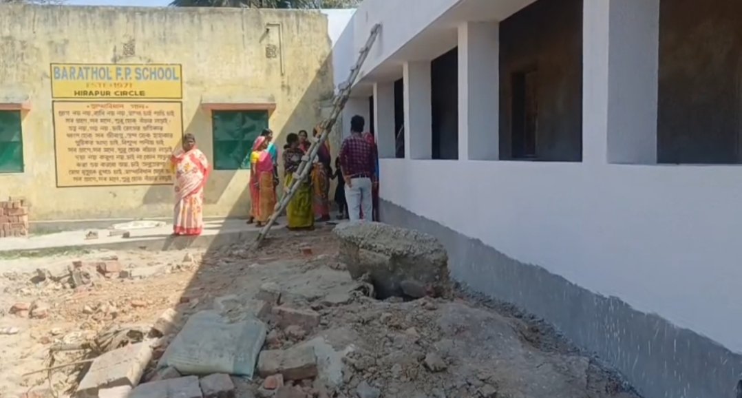 অসম্পূর্ণ নির্মাণে ক্ষোভ, বড়তোল প্রাইমারি স্কুলে কাজ বন্ধে গ্রামবাসীদের বাধা