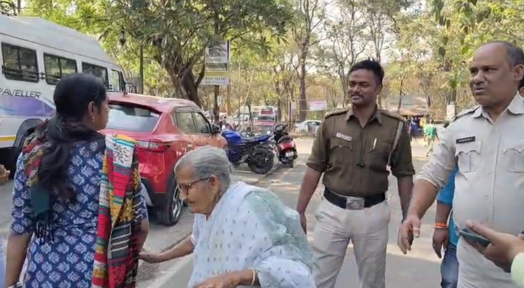 অসুস্থ ছেলের টানে দুর্গাপুরে এসে পথ হারালেন বৃদ্ধা মা, ট্রাফিক পুলিশের তৎপরতায় মিলল ঠিকানা